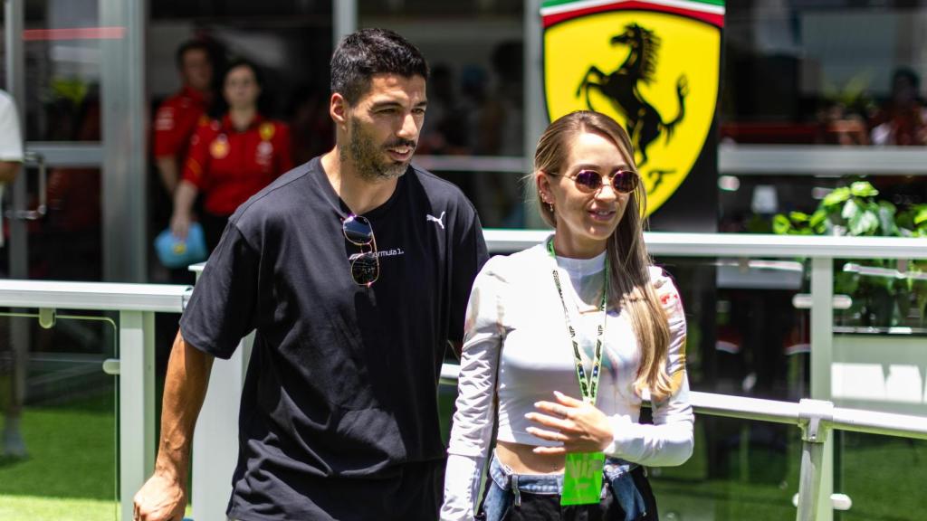 Luis Suárez y su mujer Sofía Balbi, en el paddock de la Fórmula 1