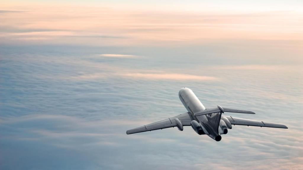 Un avión volando sobre el océano. Imagen de archivo