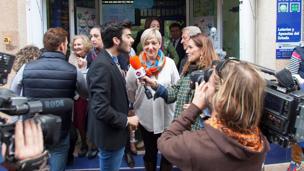 Javier Meroño atiende a los medios tras haber entregado el Gordo de la Lotería de Navidad en 2014.