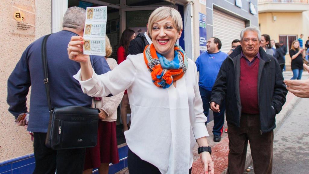 María Dolores y Salvador, madre y abuelo de Javier Meroño, celebran la entrega del Gordo en 2014 frente a la administración El Dólar.