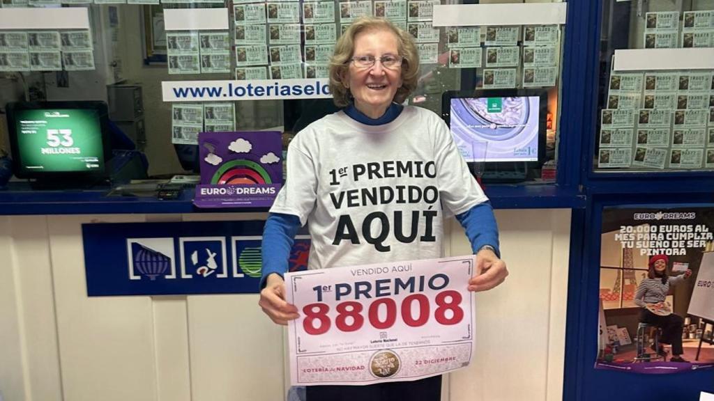 Leonor, abuela de Javier Meroño y antigua dueña de la administración El Dólar, posa en 2023 con el número premiado con el Gordo.