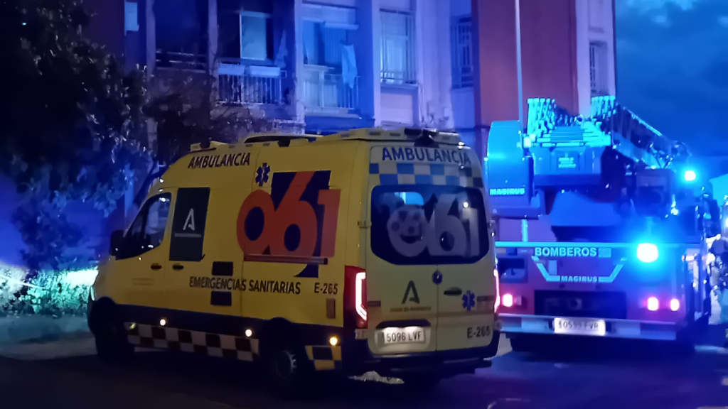 Servicios sanitarios en el incendio del piso de Granada.