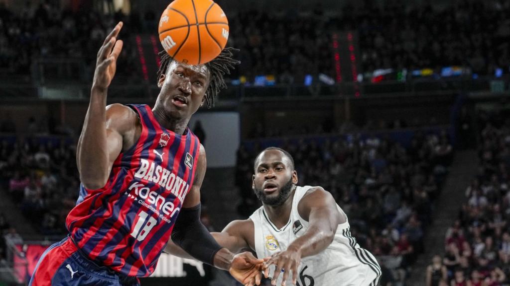 Khalifa Diop trata de retener el balón ante la presión de Garuba.