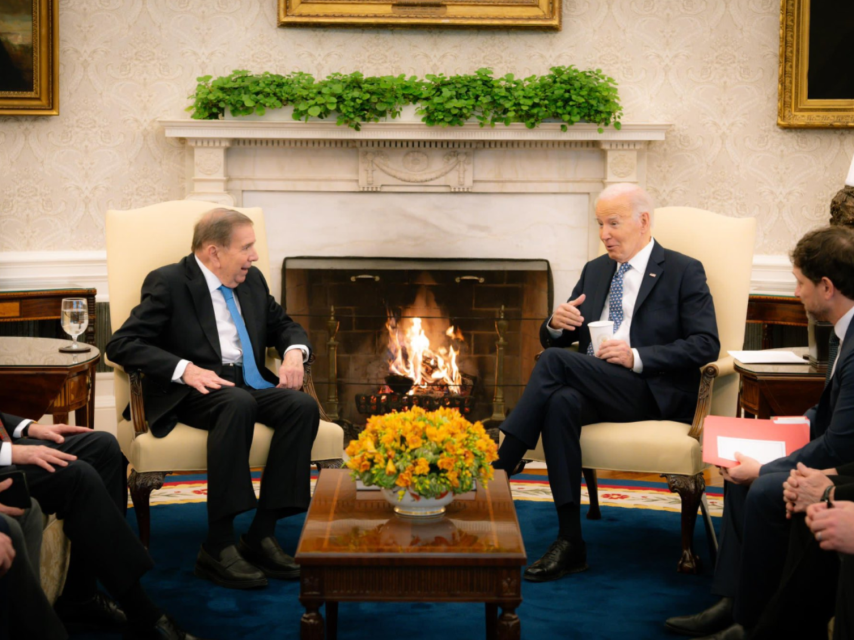 El presidente electo de Venezuela, Edmundo González Urrutia, y Joe Biden en la Casa Blanca este lunes.