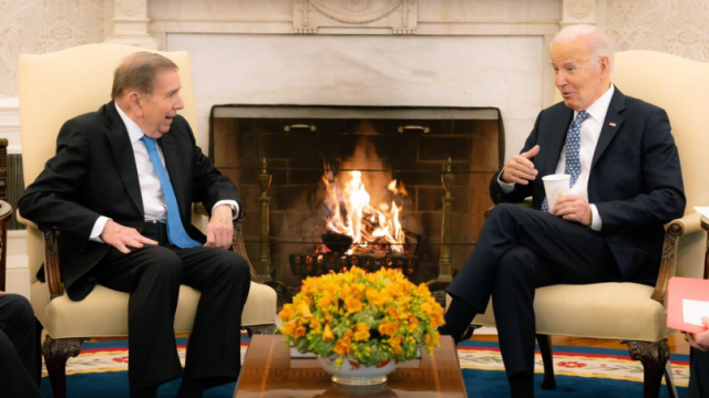 El presidente electo de Venezuela, Edmundo González Urrutia, y Joe Biden en la Casa Blanca este lunes.