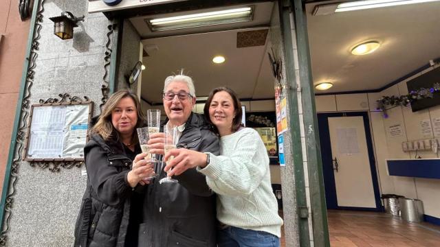 Eva Lalmonda, José Luis Lalmonda y Ana Belén Pérez, loteros de la administración número 29 de la calle Duquesa Villahermosa de Zaragoza.