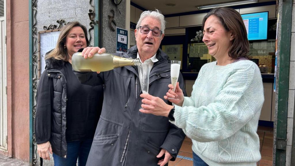 Los loteros de la administración zaragozana de la calle Duquesa Villahermosa celebrando el tercer premio.