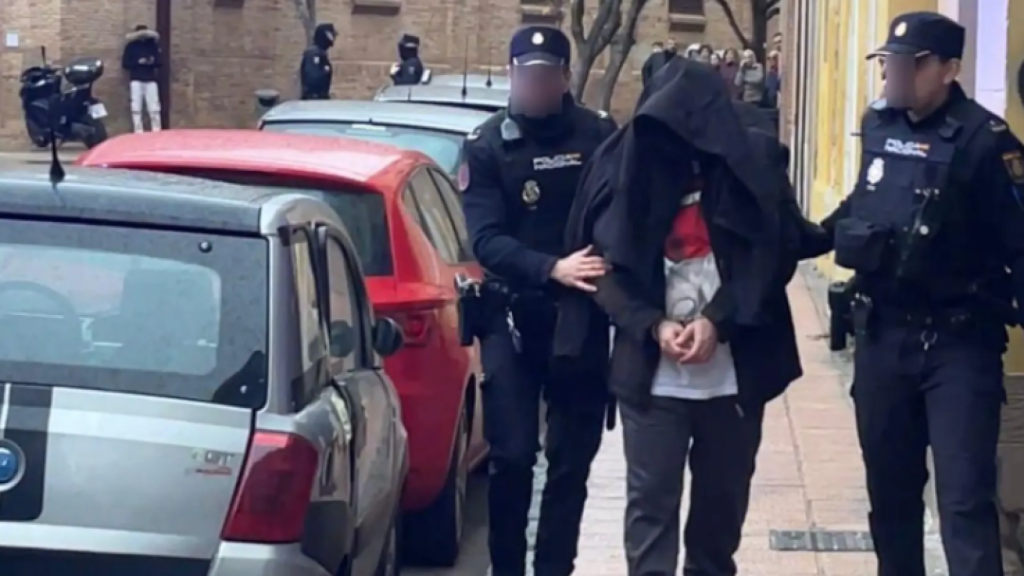 Momento de la detención del presunto autor del acuchillamiento de un hombre en la calle del Sepulcro, en Zaragoza