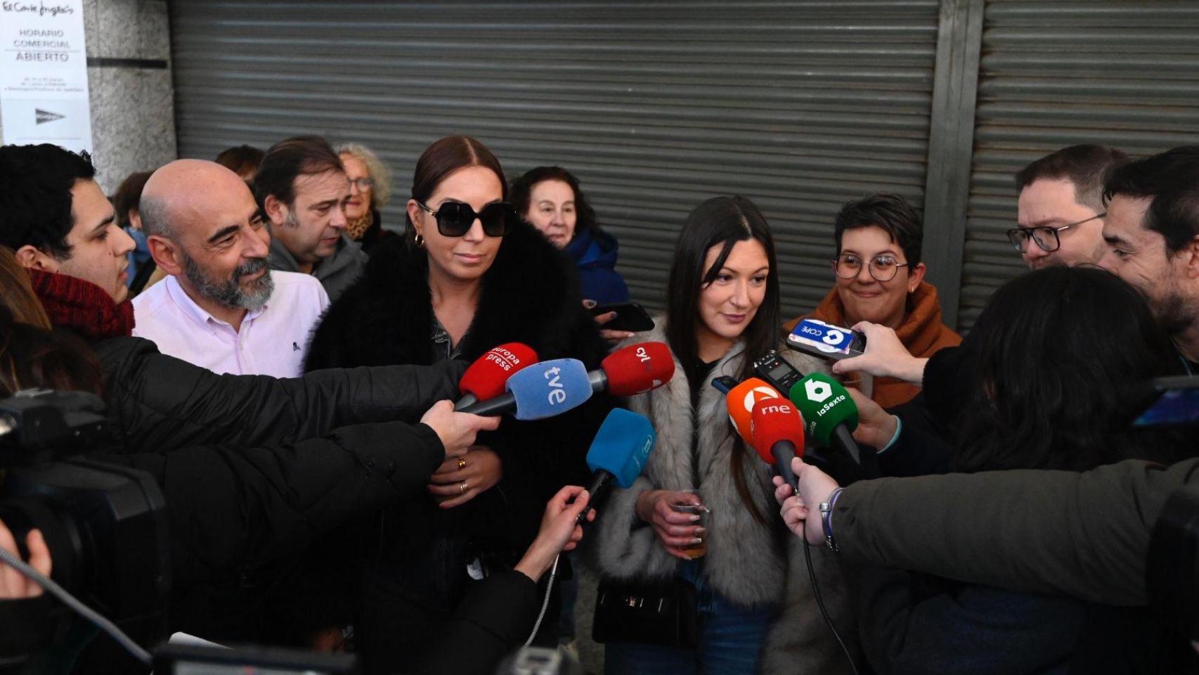 La hija del lotero que vendió el primer premio de El Niño, atiende a los medios en León frente a su Administración, este lunes