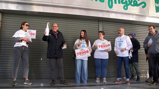 El Corte Inglés de León reparte el Primer premio de la lotería del Niño