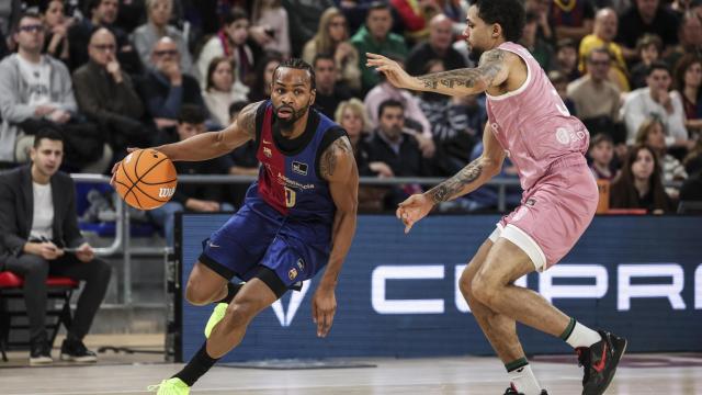 Kevin Punter conduce el balón ante la presión de Kassius Robertson.