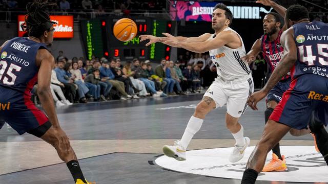 Campazzo asiste a un compañero ante la presión de los jugadores del Baskonia.