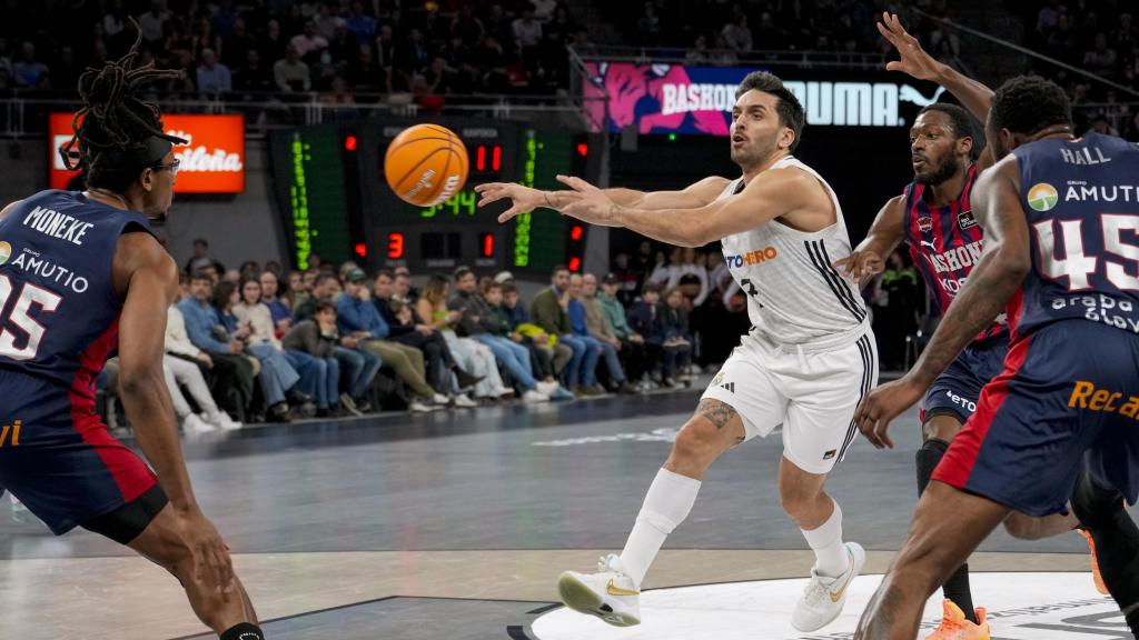 Campazzo asiste a un compañero ante la presión de los jugadores del Baskonia.