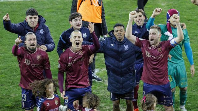 Futbolistas del Pontevedra celebran su victoria contra el Mallorca en Copa del Rey