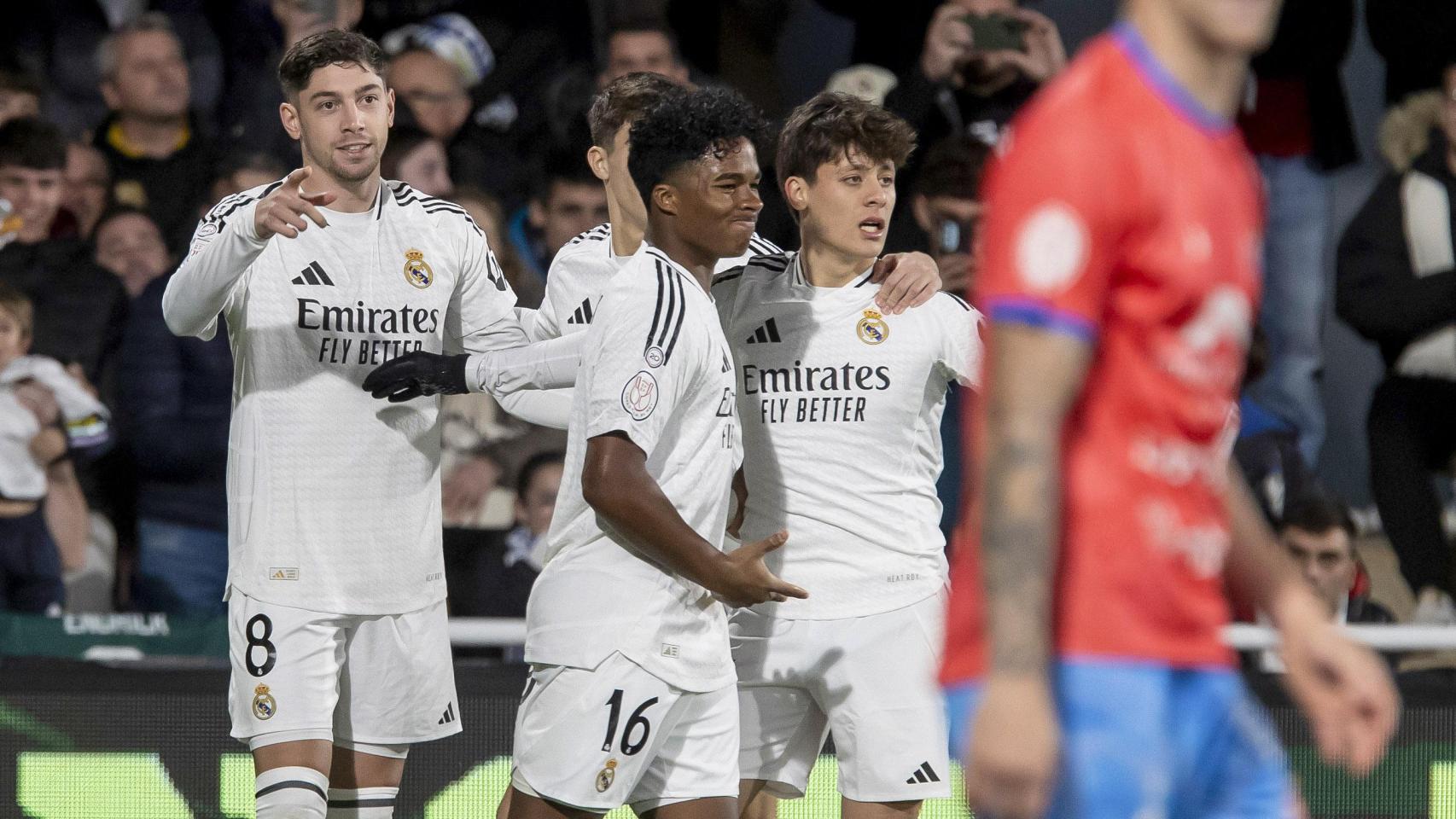 Los jugadores del Real Madrid celebran el gol de Fede Valverde.