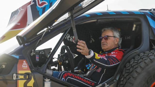 Carlos Sainz subido en su Ford Raptor en el Dakar.