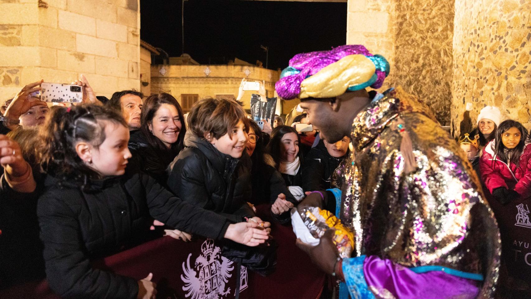 El frío y la lluvia respetan la ilusión de los más pequeños en Toledo: las mejores imágenes de la Cabalgata de Reyes