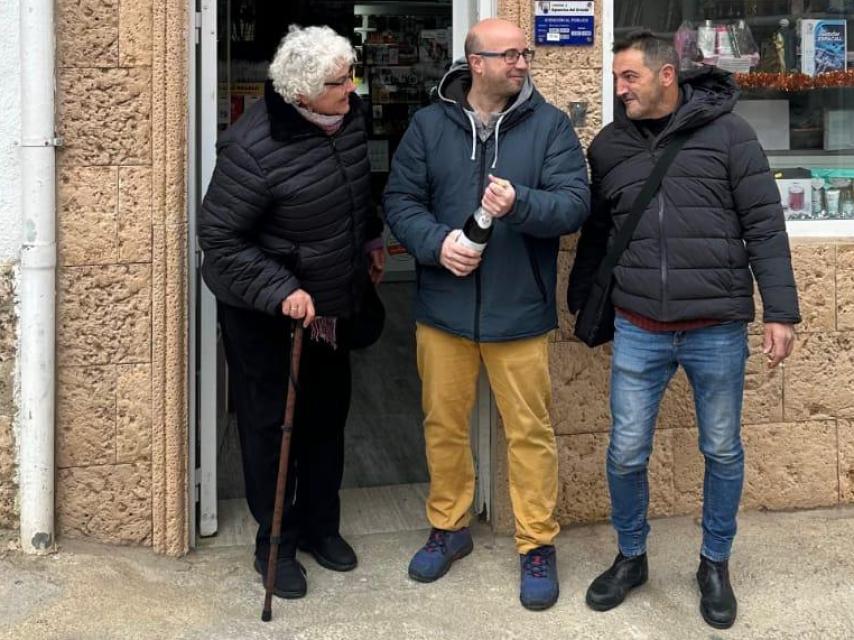 El propietario del estanco de Férez (Albacete) lo celebra con una de las premiadas.