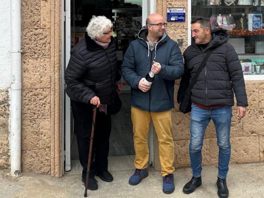 El propietario del estanco de Férez (Albacete) lo celebra con una de las premiadas.