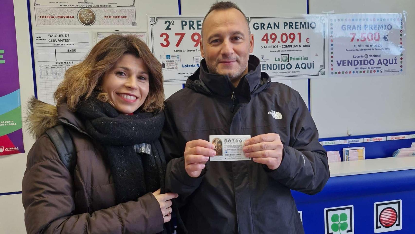 Miguel, lotero de Esquivias, y su mujer con uno de los décimos premiados del 06.766, segundo premio del sorteo de El Niño.