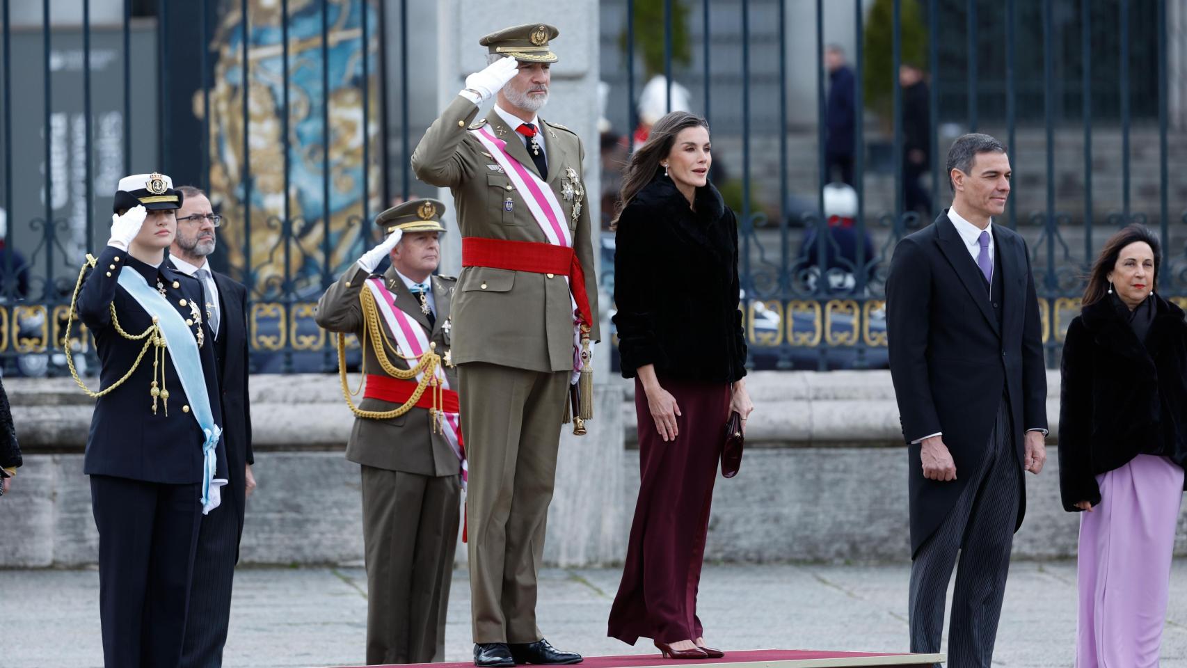 Los Reyes Felipe VI y Letizia, junto a la Princesa de Asturias, el presidente del Gobierno, Pedro Sánchez (2d) y la ministra de Defensa, Margarita Robles (d), escuchan el himno nacional.