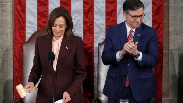 La vicepresidenta de EEUU, Kamala Harris, certifica la victoria de Donald Trump, junto al presidente de la Cámara de Representantes, Mike Johnson.