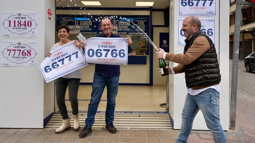 Celebración por los premios del Sorteo del Niño 2025 en Manises. EP / Eduardo Manzana