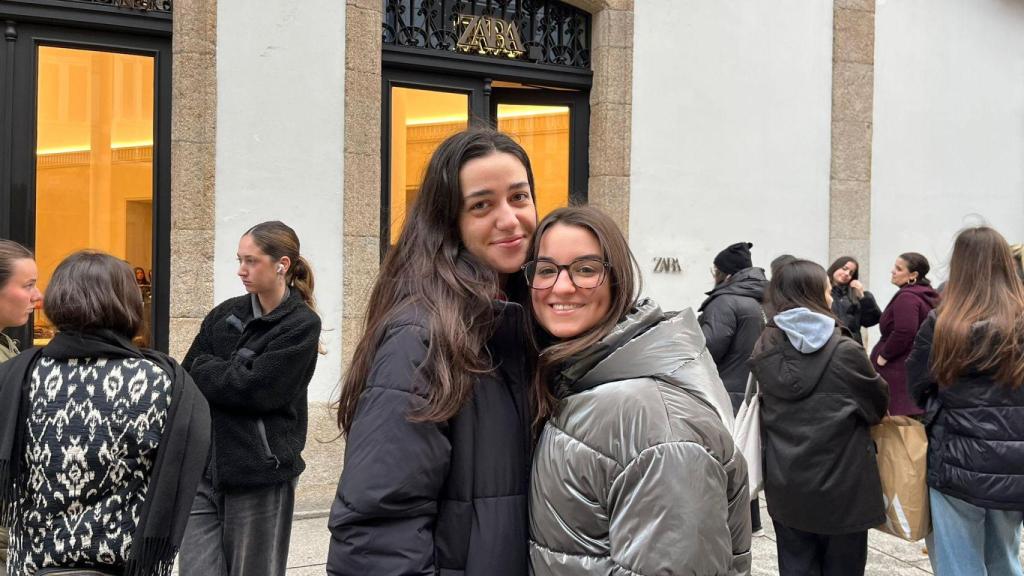 Judith y Cristina a las puertas de Zara el primer día de rebajas