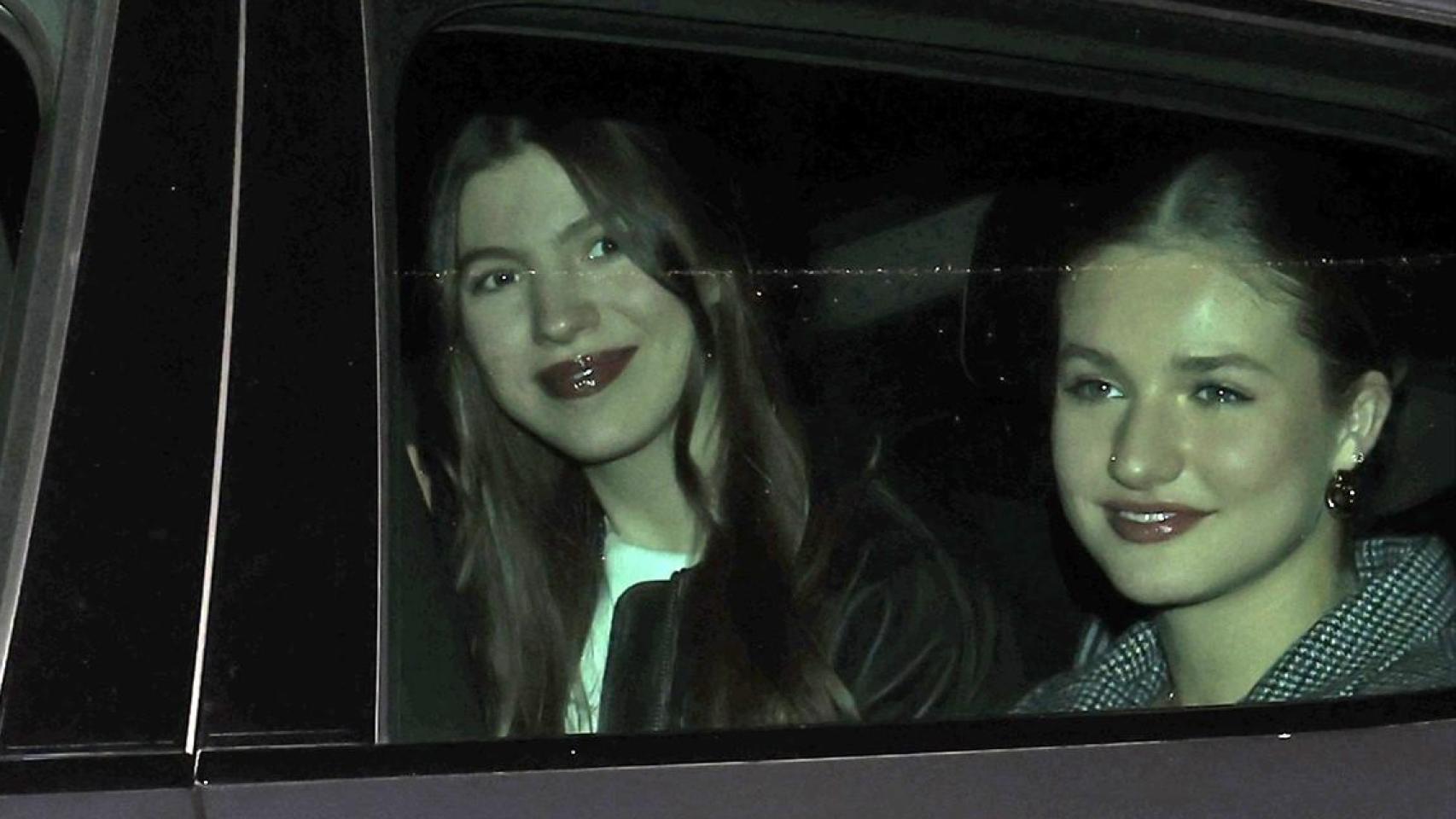 Las hermanas Borbón, en el coche a su llegada.