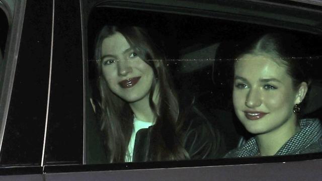 Las hermanas Borbón, en el coche a su llegada.