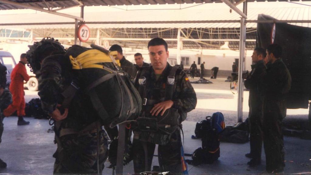 Raúl Colucho, en sus tiempos en la BRIPAC, se prepara en el área de embarque de la Base Aérea de Alcantarilla (Murcia).