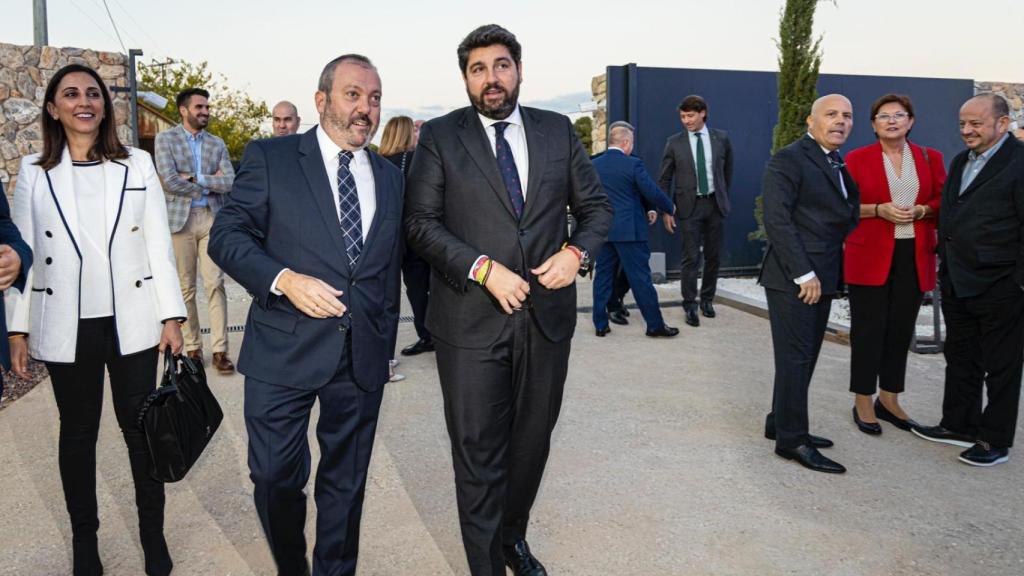 El presidente de Grupo Sureste, Raúl Colucho (i), y el presidente de la Región de Murcia, Fernando López Miras (d), en el 30 aniversario de la empresa de seguridad privada.