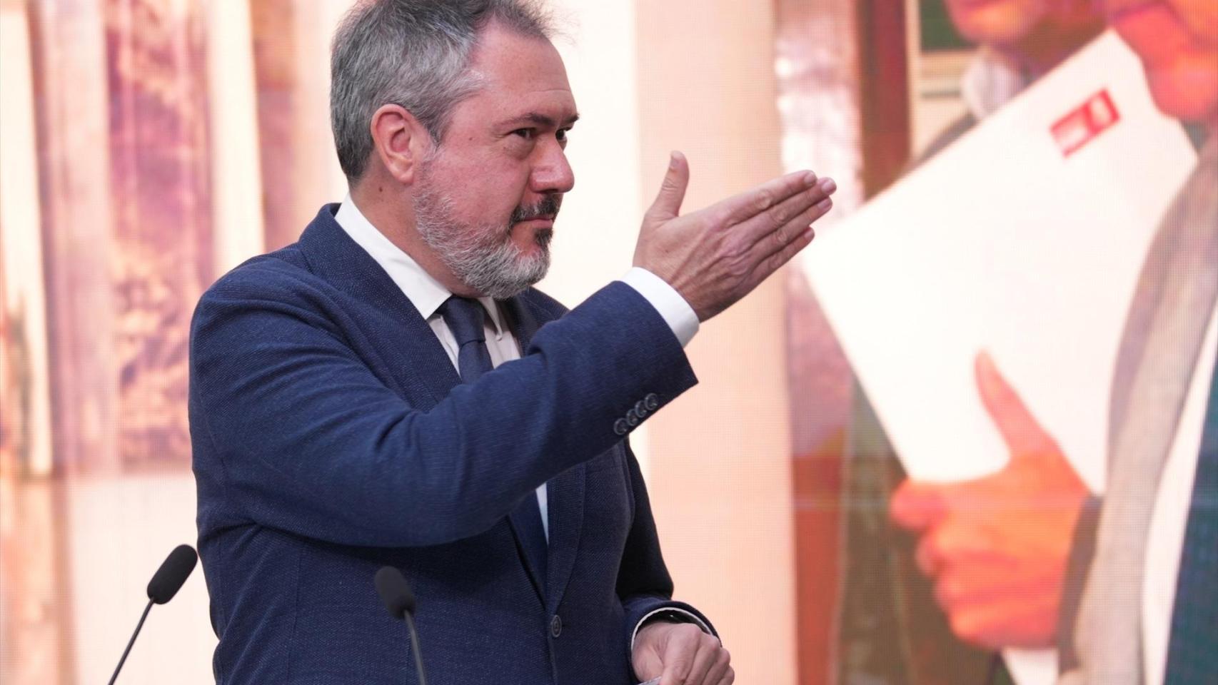 El secretario general del PSOE de Andalucía, Juan Espadas, durante su intervención en la rueda de prensa.