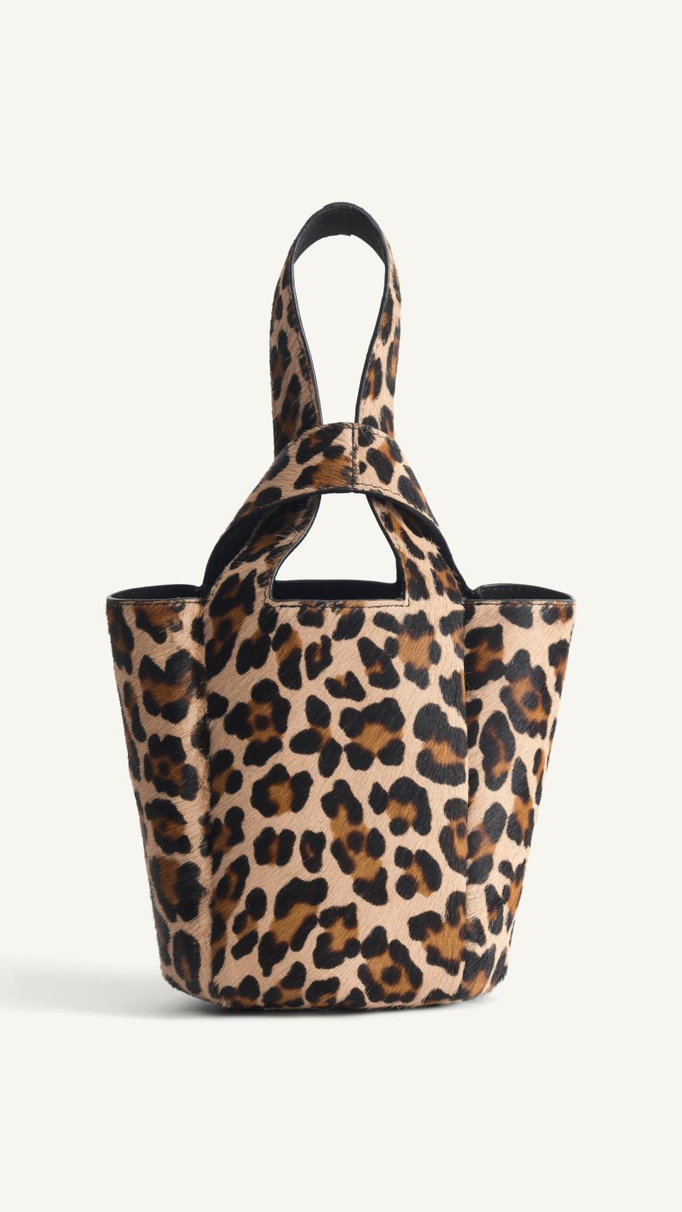 Un bolso con estampado de leopardo.