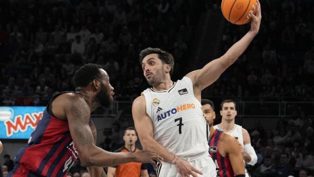 Campazzo intenta superar a Donta Hall, jugador del Baskonia.