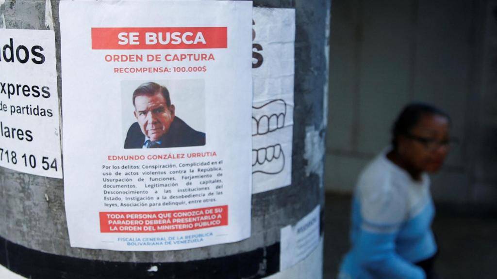 Un cartel distribuido por el Gobierno de Venezuela que ofrece una recompensa por arrestar al líder opositor Edmundo González Urrutia.