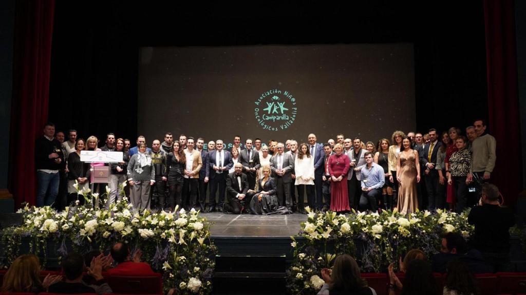 Nominados, jurado, representantes y galardonados junto a Conrado Íscar en la I Gala de los Premios Solidarios de la Asociación Campanilla