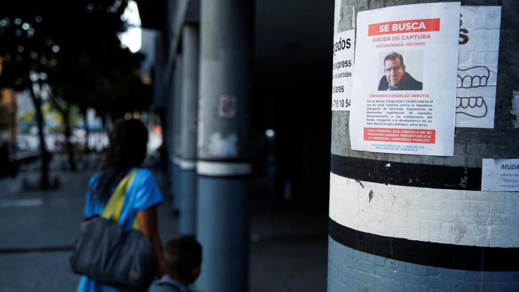 Un cartel que muestra al líder opositor venezolano Edmundo González en un poste en Caracas.