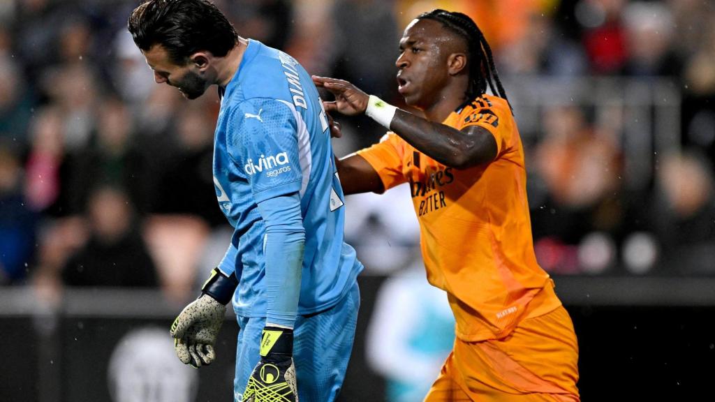 Vinicius golpea a Dimitrievski en el partido ante el Valencia en Mestalla.