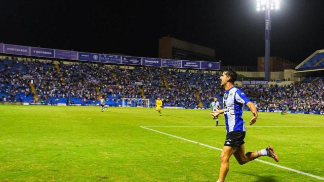 Soldevila celebrando un gol en el Rico Pérez.