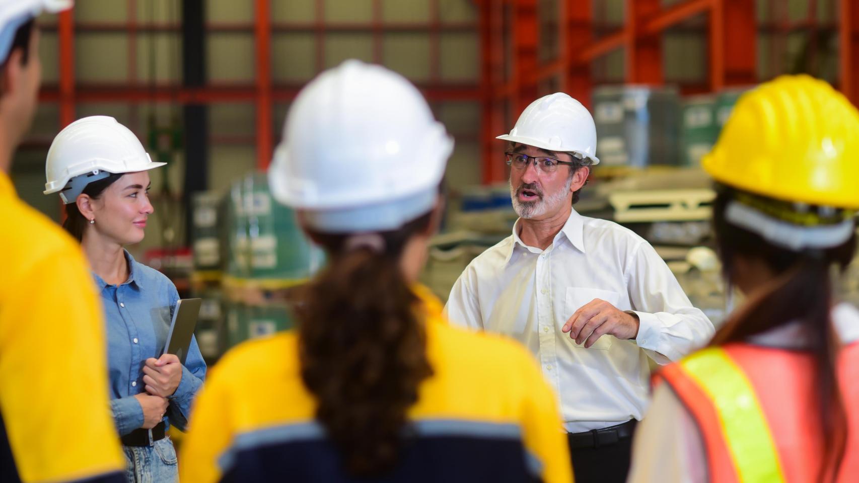 Varios trabajadores de una fábrica, en una imagen de Shutterstock.