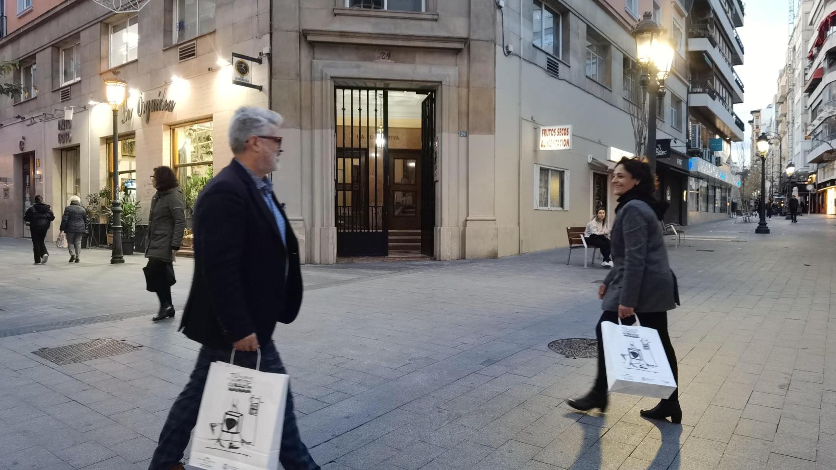 Vicente Armengol y Asun Córcoles, este martes en el centro de Alicante.