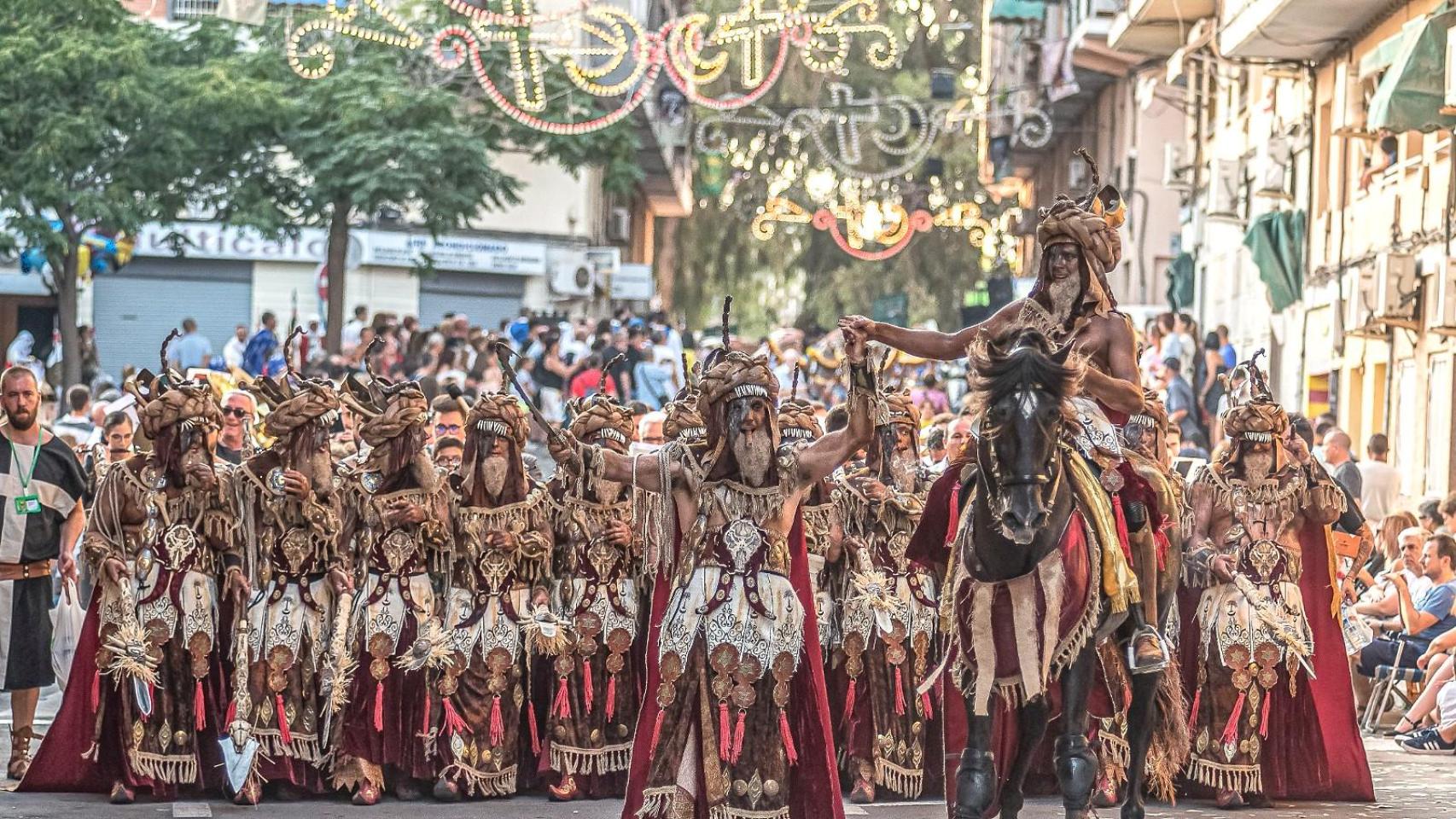 Un pasacalle en 2023 de los Moros y Cristianos de San Blas en Alicante, de interés turístico autonómico.