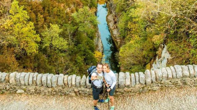 Dos excursionistas en Añisclo, Aragón.