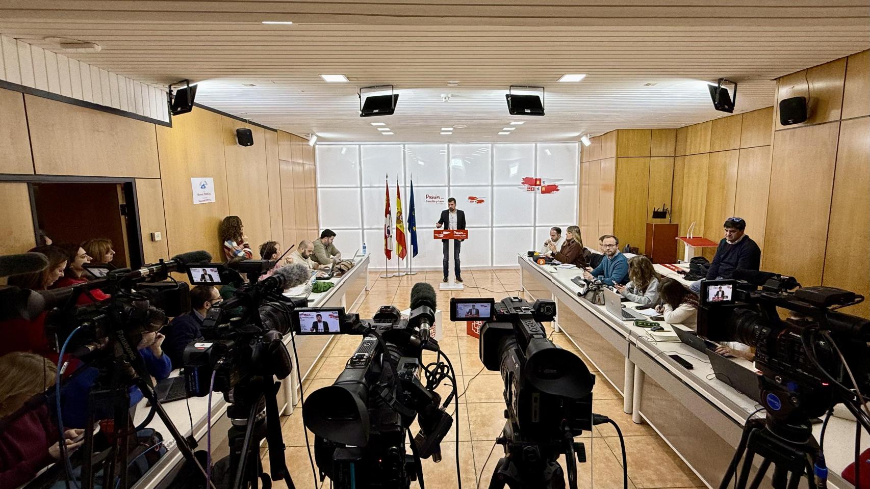 Medios de comunicación siguendo la despedida de Tudanca