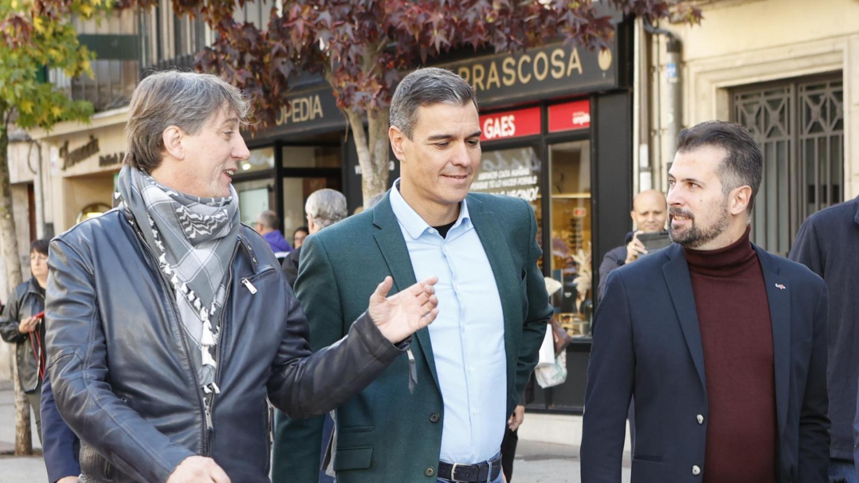 Carlos Martínez,junto a Pedro Sánchez y Luis Tudanca