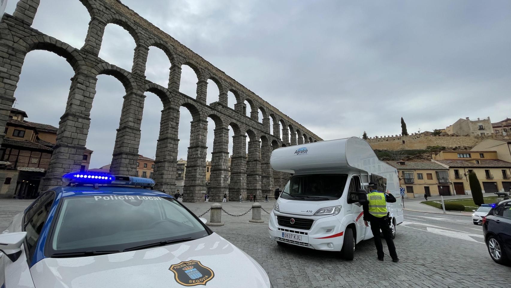 Agentes de la Policía Local controlan el tráfico a los pies del acueducto en una imagen de archivo.