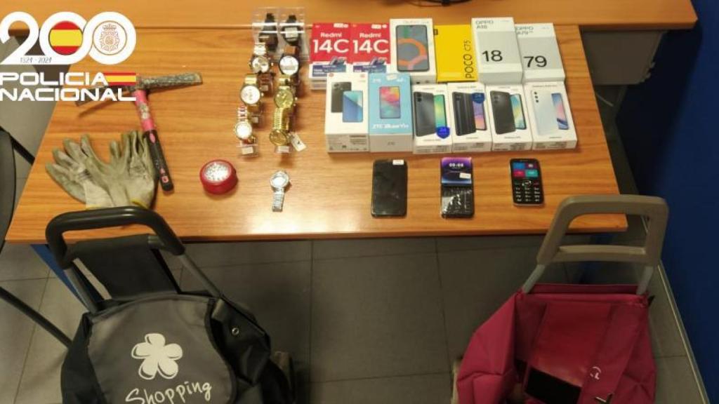 Móviles intervenidos por la Policía Nacional durante tras el robo de una tienda en Valladolid