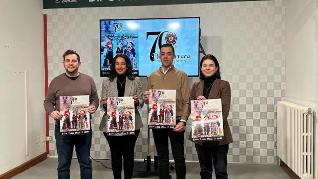 Presentación de la exposición de indumentaria tradicional española como parte del 70 aniversario del Grupo Doña Urraca