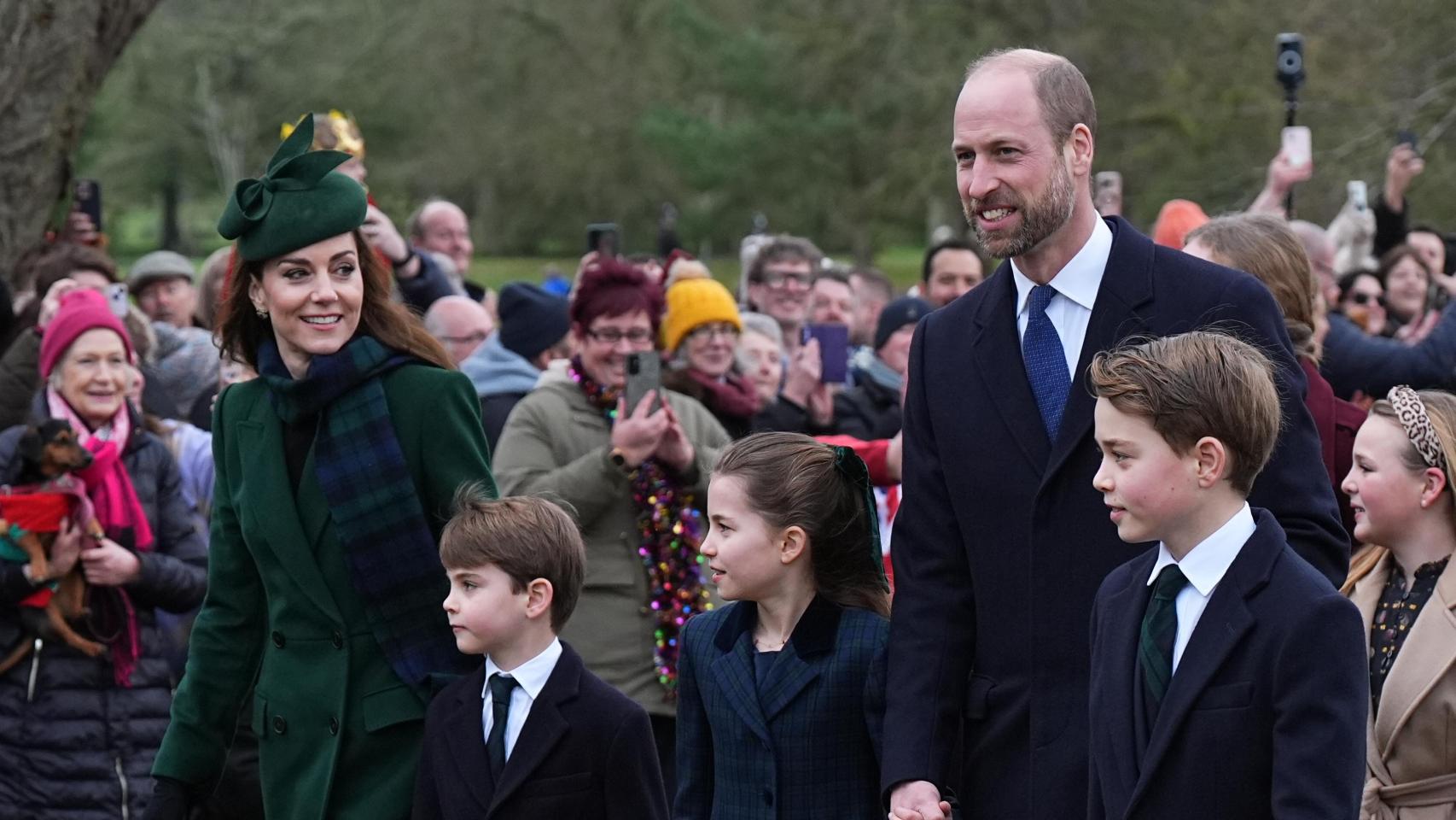 Los príncipes de Gales, Guillermo y Kate Middleton, junto a sus tres hijos en el tradicional servicio religioso en Sandringham